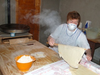 Berit bruker maske når hun baker 