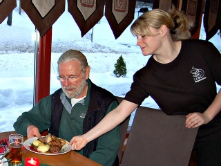 Hanne serverer juletallerken til Gudmund Grammeltvedt 