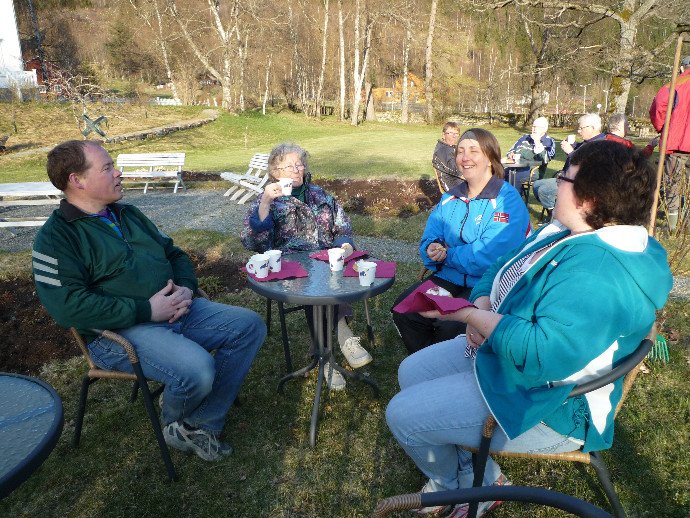dugnad kirkegård 2012 004
