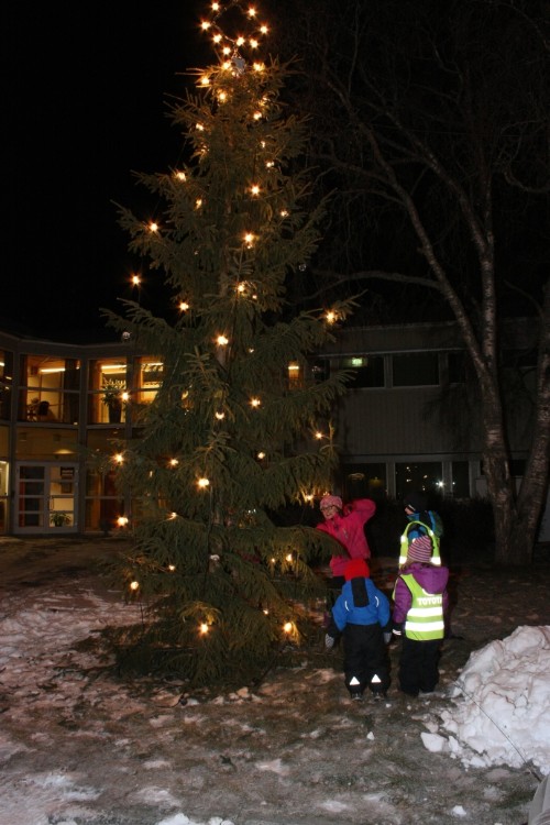 Noen av ungene gikk rundt juletreet og sang "Så går vi rundt om en enebærbusk" mens de venta på at lykta ble ferdig.