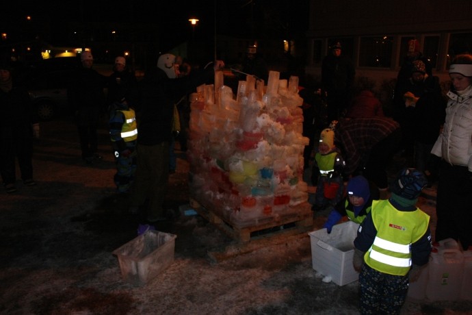 Ferdig! Men fortsatt en del isblokker igjen, så det ble ei minilykt ved juletreet også.
