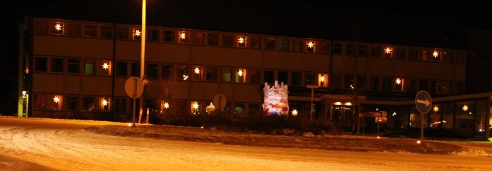 Vel på plass i rundkjøringa, med rådhusets adventskalender i vinduene bak.