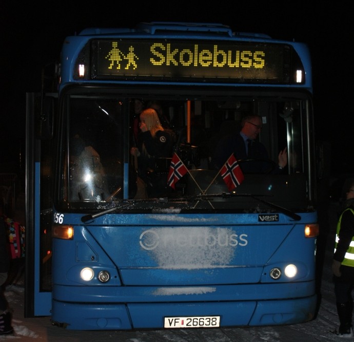 Første skolebuss ankommer, pyntet med flagg!