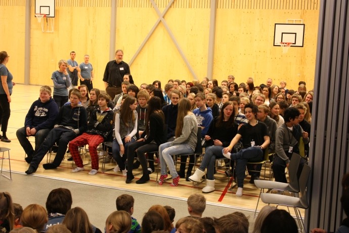 9. og 10. trinn satt i den enden av gymsalen som har åpning mot foajeen.