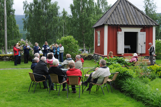 Hagefest i prestegårdshagen
