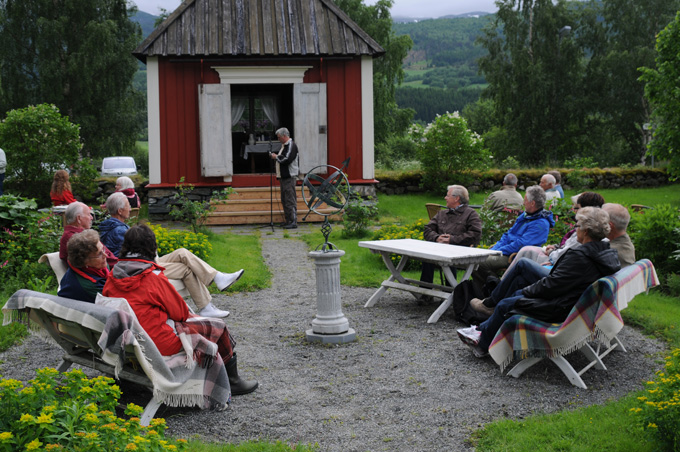 Hagefest i prestegårdshagen