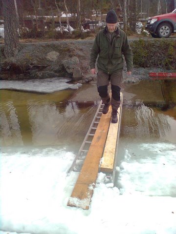 Mye_overvann_ved_land_s___her_m__tte_det_improvisasjon_til_Allen_tester_landgangen.jpg