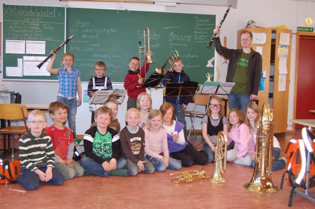 En_glad_gjeng_som_har_blitt_bedre_kjent_med_bl__seinstrumentene