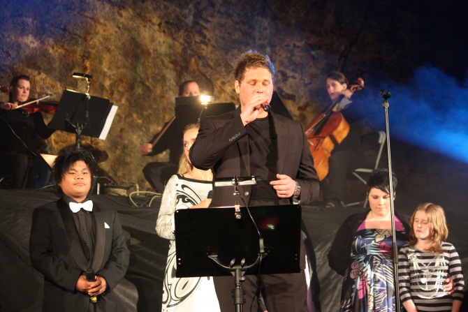 Are_in_concert__med_H__kon_Ricardo_i_bakgrunnen.jpg