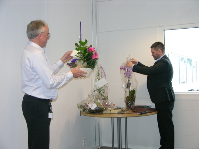 Erik_Dragset_hjelper_Olav_Sigurd_med____pakke_ut_alle_gavene_og_blomstene.
