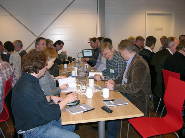 Gjestene_benytter_anledningen_og_prater_sammen
