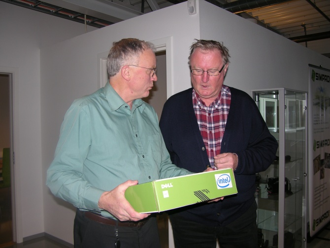Olav_S_Kvaale_overrekker_gevinsten_til_John_Esten_Skj__rli.JPG