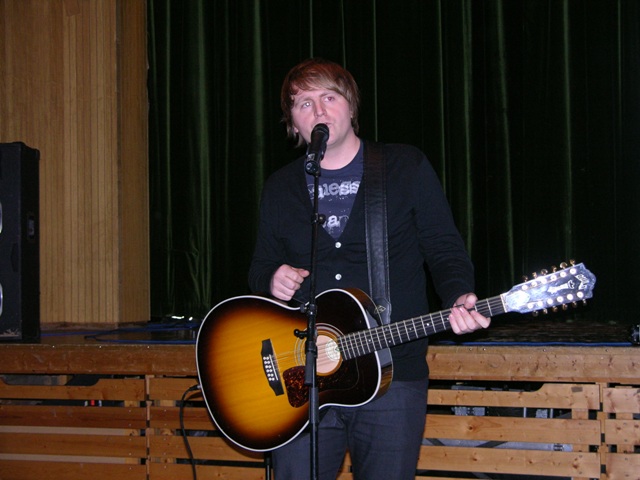 Askil_Holm_bidro_ogs___med_sang_og_musikk