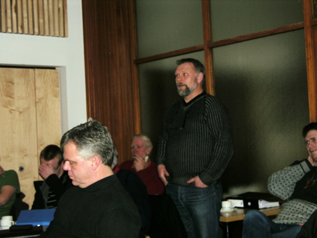 Morten Rødningen orienterer, foran Gøran Rindal