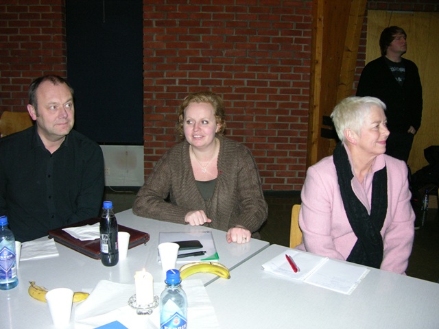 Olav_Dombu__leder_av_servicekontoret__r__dmann_Ingerd_Astad_Steen_og_kulturkonsulent_Kari_Garberg._Askil_Holm_i_bakgrunnen.JPG
