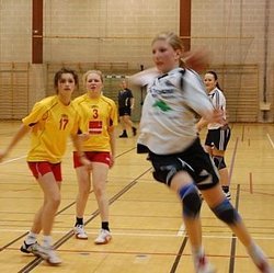 Lise Klingen scorer mot Freidig. Foto: Mari Kvam