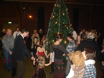 Gang rundt juletreet i Meldal samfunnshus. Foto: Ingrid Mjøen
