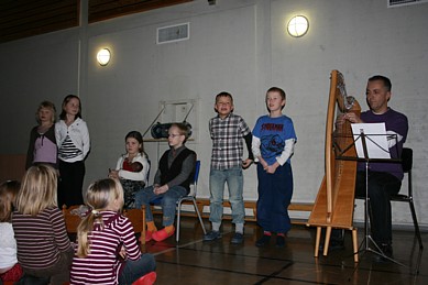 Ton Van Den Brock spiller harpe. Foto: Ingrid Mjøen