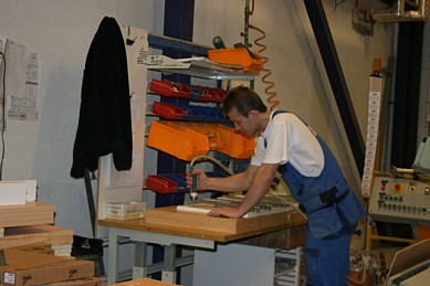 Rune Røtereng konsentrerer seg om kjøkkenmontering. Foto: Marit Mjøen