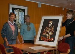Åse Jødal og Klara Haugen fra Meldal kunstforening og Helene Sivertsen fra Trondheim Kunstmuseum. Foto: Marit Mjøen