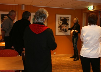 Helen Sivertsen gir publikum en interessant orientering om Håkon, Henrik og Hedda. Foto: Marit Mjøen