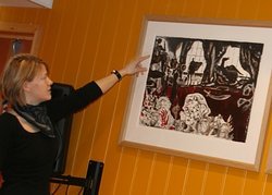 Helene Sivertsen orienterer om Håkon Blekens litografier. Foto: Marit Mjøen