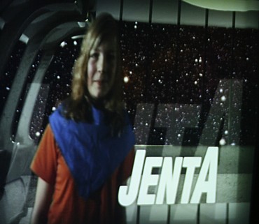 Linda Solberg i hovedrolle som JentA. Foto: Marit Mjøen