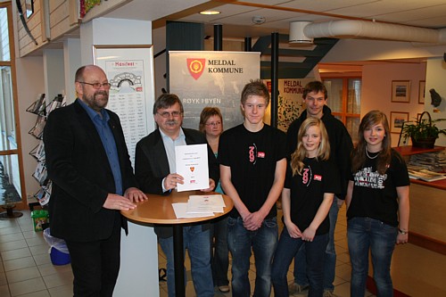 Rådmann Ørjan Takle, MOT-administrator Tina Marie Bjørnstrøm, Ordfører Ivar Syrstad, Edvard Halgunset fra MOT og ungdomsskoleelevene Eirik Skjevdal, Anne Solberg og Kristine Røttereng. Foto: Lena Løvnes