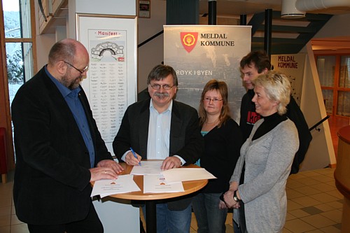 Rådmann Ørjan Takle, Ordfører Ivar Syrstad, MOT-administrator Tina Marie Bjørnstrøm, Edvard Halgunset fra MOT og Kulturkonsulent Kari Garberg. Foto: Lena Løvnes