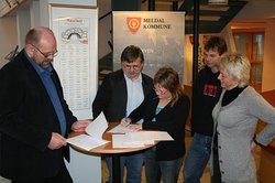 Rådmann Ørjan Takle, Ordfører Ivar Syrstad, MOT-administrator Tina Marie Bjørnstrøm, Edvard Halgunset fra MOT og Kulturkonsulent Kari Garberg. Foto: Lena Løvstrøm