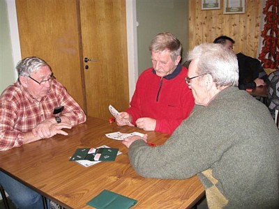 Olav (t.v.) diskuterer et spill med. Foto: Meldal BK