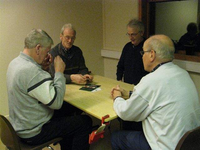 Bridgekveld i Storås Bridgeklubb. F.v.: Gunnar - Odd - Torstein - Ivar. Foto: Erling Fossmo