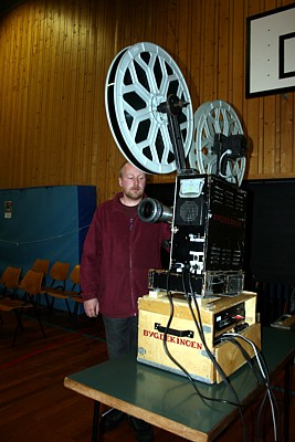 Maskinist Jan Haugen i Bygdekinoen. Foto: Marit Mjøen