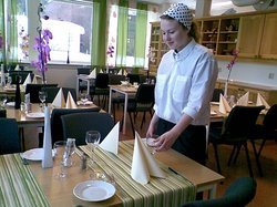 Silje Nesset pynter bord i UB-Café. Foto: Marit Mjøen