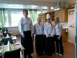 F.v. Servitørene Jon Ragnar Ervik og Silje Nesset, kjøkensjef Karina Nordskag og restaurantsjef Heidi Sundli. Foto: Marit Mjøen