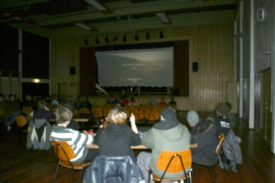 Publikum koser seg med Arn. Foto: Marit Mjøen