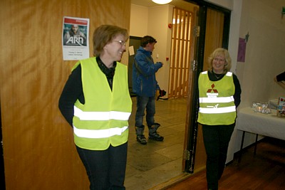 Medhjelpere i døra. Foto: Marit Mjøen