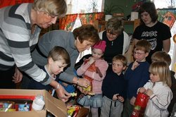 Tulle Eilertsen og Wenche Rian i Orkdal og omegn kreftforening besøker Kløverløkken barnehage på Løkken Verk med påskegaver til barna. Foto: Marit Mjøen