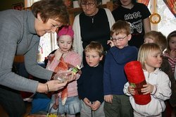 Wenche Rian i Orkdal og omegn kreftforening besøker Kløverløkken barnehage på Løkken Verk med påskegaver til barna. Foto: Marit Mjøen