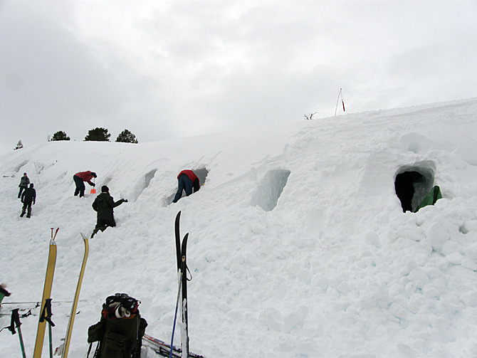 Snøhuler på rekke og rad.  Moder jord var ikke å se her samme hvor dypt de gravde.