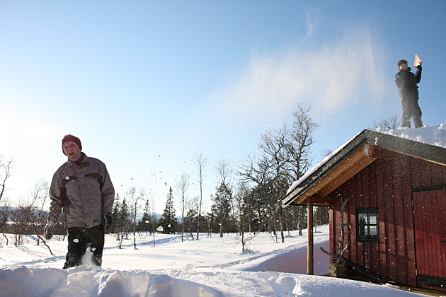 Andreas kaster vekk snø fra aneks-taket. Tilfeldigvis rett på Pappa Vidar..