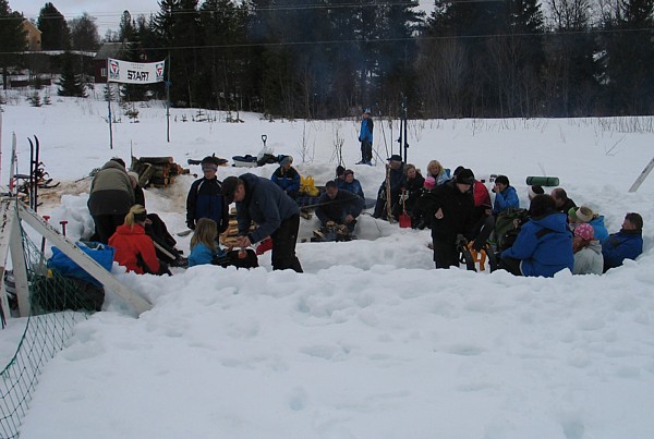 Samling rundt bålet.