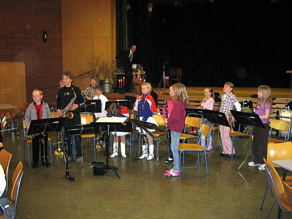 Aspirantkorpset tar imot applausen. Foto: Signy Thomassen Stendal