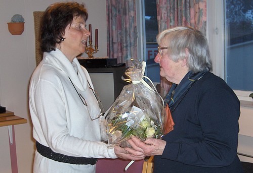 Johanna Holstad får overrakt blomster. Foto: Marit Bergsrønning