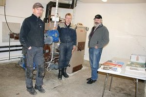 Bonde Edin Inge Syrstad på sørgard Holstad sammen med Geir Solstad og bioenergiovnleverandør Per Kristian Hynne fra Hallenstvedt.