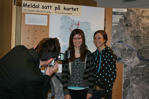 ... to ungdommer under ungdomskonferansen...!! Foto: Marit Mjøen