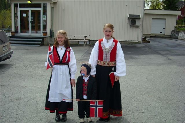 Marcus,Siv Anita og Cesilie venter på toget skal komme. Foto: Atle Erik Rindal