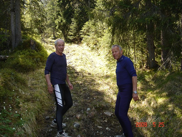 Bard Larsson og Odd Løfshus på fra Støggtjønna til Høydalsfjellet. Foto: Roger Larsson