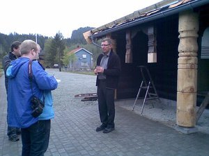 Bjørn Tokle orienterer pressen på Svorkmo stasjon. Foto: Marit Mjøen