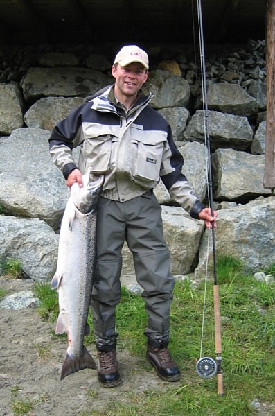 Storlaksen i 2006 - 12,5 kilo. Fisker er Arve Kristiansen